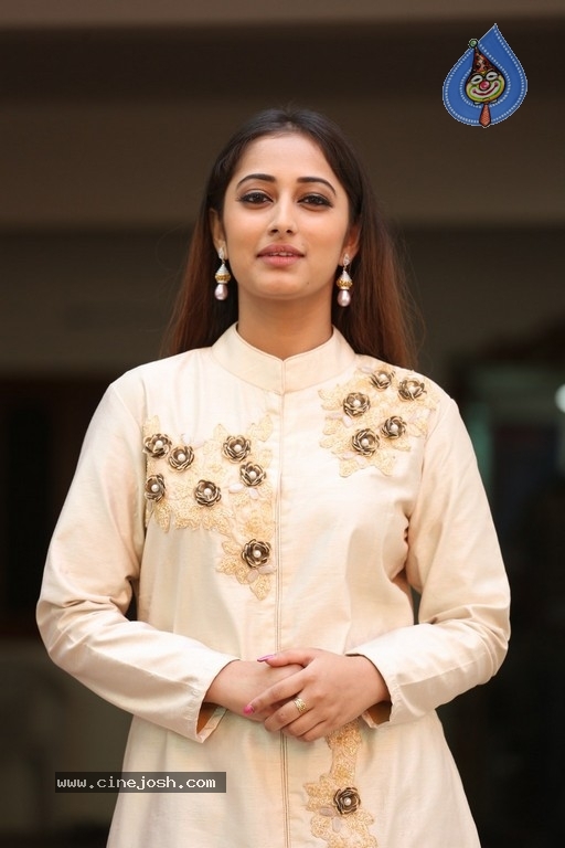 Heena New Gallery - 5 / 18 photos