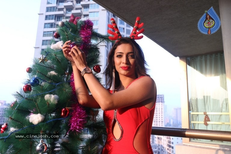 Heena Panchal Christmas Photo Shoot - 7 / 21 photos