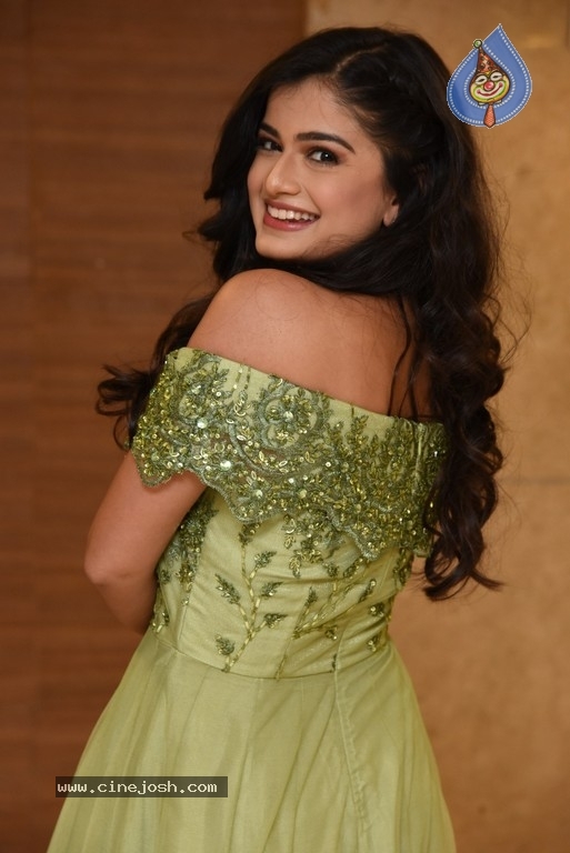 Hemal Ingle New Pics - 5 / 14 photos