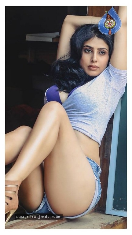 Heroine Irra Mor Stills - 14 / 16 photos