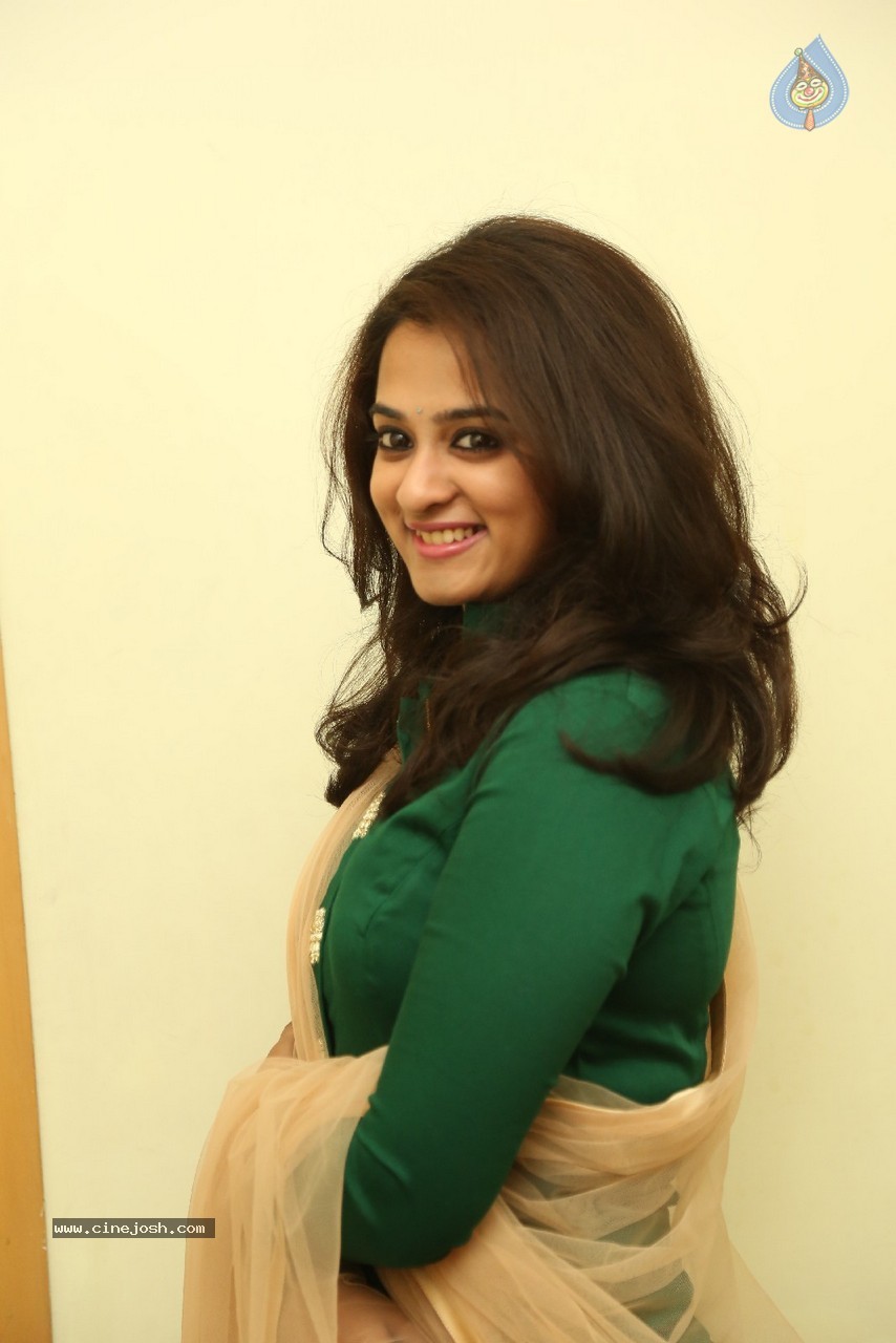 Heroine Nanditha Stills - 47 / 62 photos