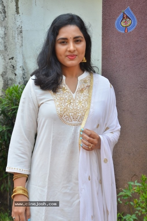 Heroine Srushti Dange Pics - 2 / 18 photos