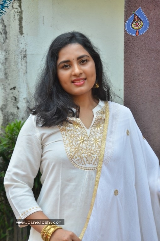 Heroine Srushti Dange Pics - 8 / 18 photos