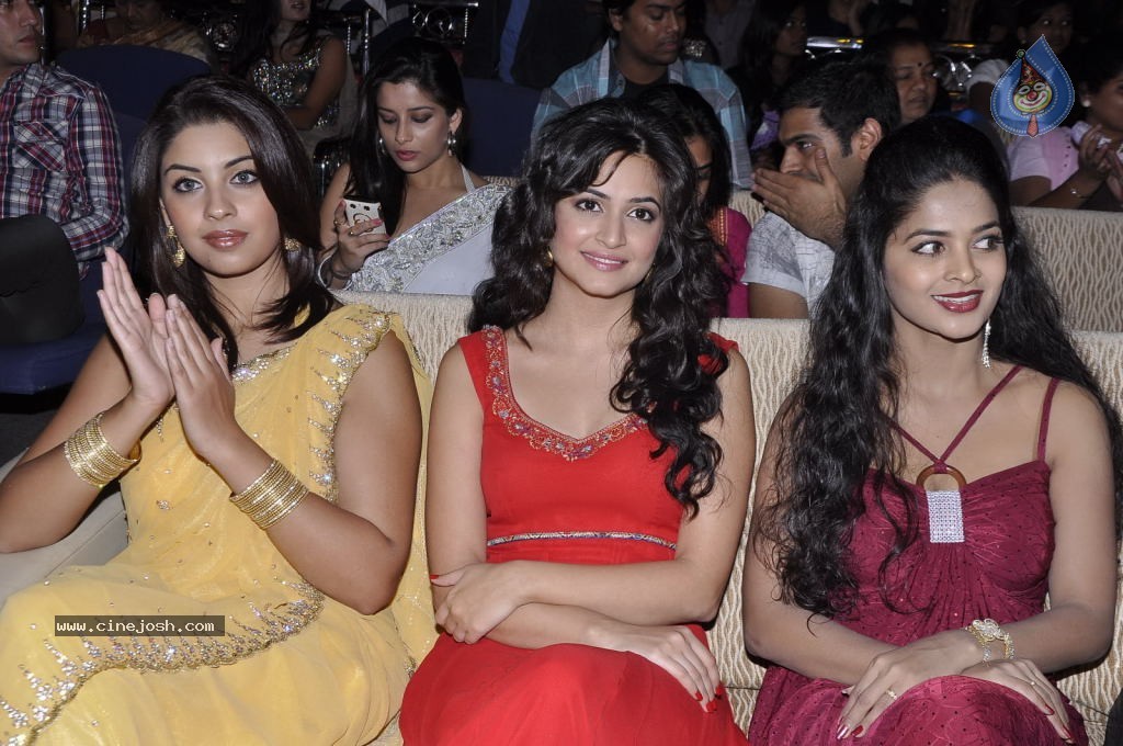 Heroines at Santosham Awards 2012 - 23 / 156 photos