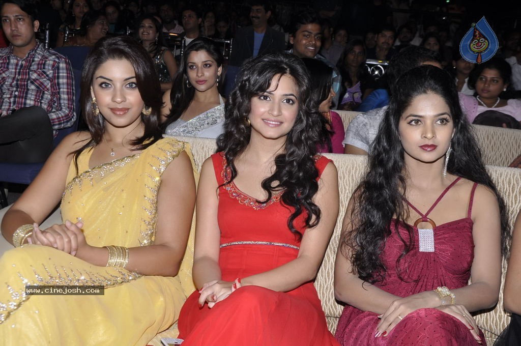 Heroines at Santosham Awards 2012 - 55 / 156 photos