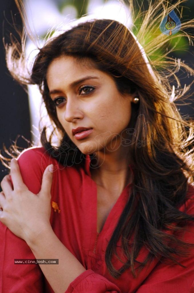 Ileana High Resolution Gallery - 25 / 74 photos