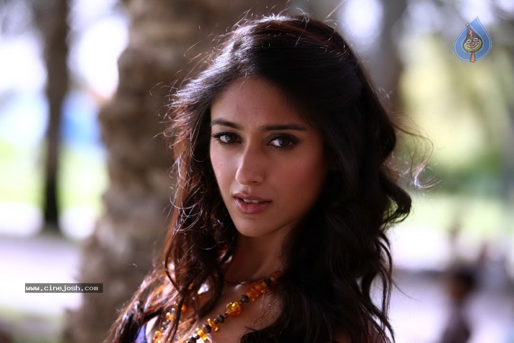 Ileana New Hot Stills - 18 / 71 photos