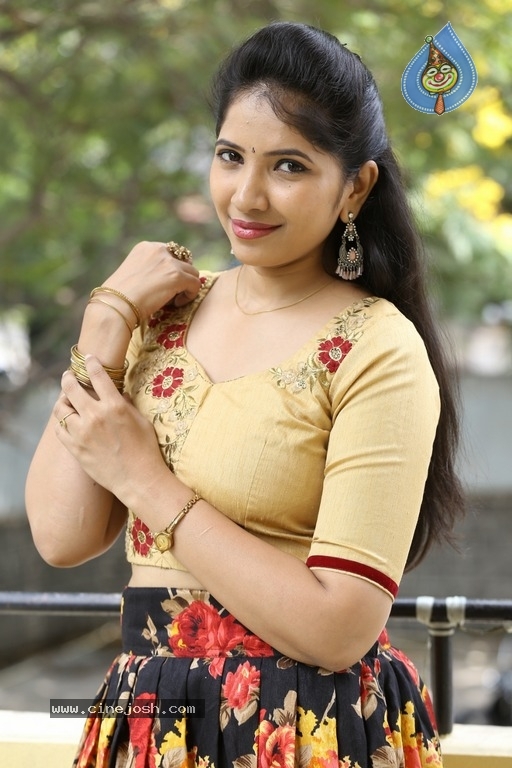 Indhu Priya New Pics - 17 / 21 photos