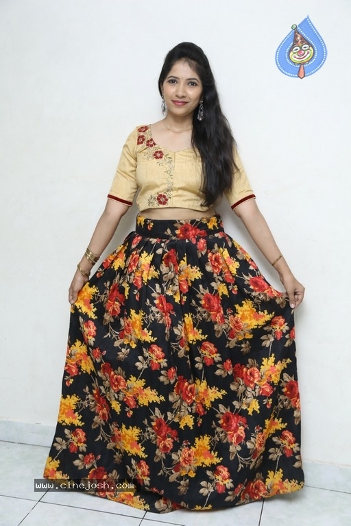 Indhu Priya New Pics - 19 / 21 photos