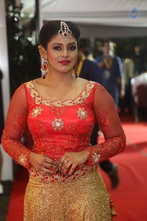 Iniya at Mirchi Music Awards - 2 / 18 photos