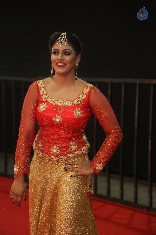 Iniya at Mirchi Music Awards - 15 / 18 photos