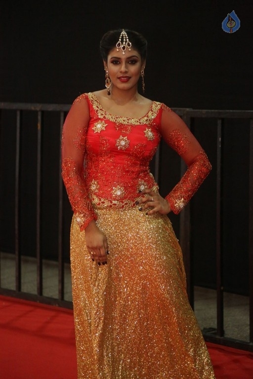 Iniya at Mirchi Music Awards - 16 / 18 photos