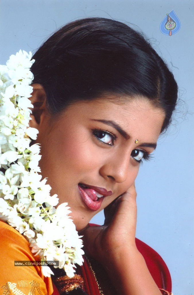 Iniya Hot Stills - 3 / 9 photos