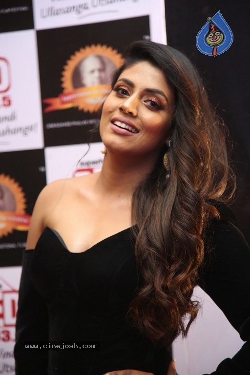 Iniya New Pics - 18 / 20 photos