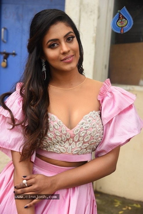 Iniya Stills - 13 / 15 photos