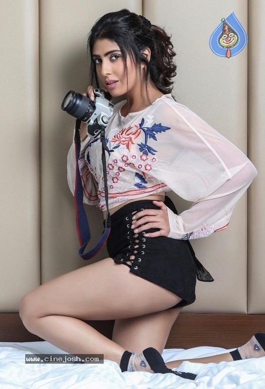 Irra Mor Photo Shoot Photos - 9 / 13 photos