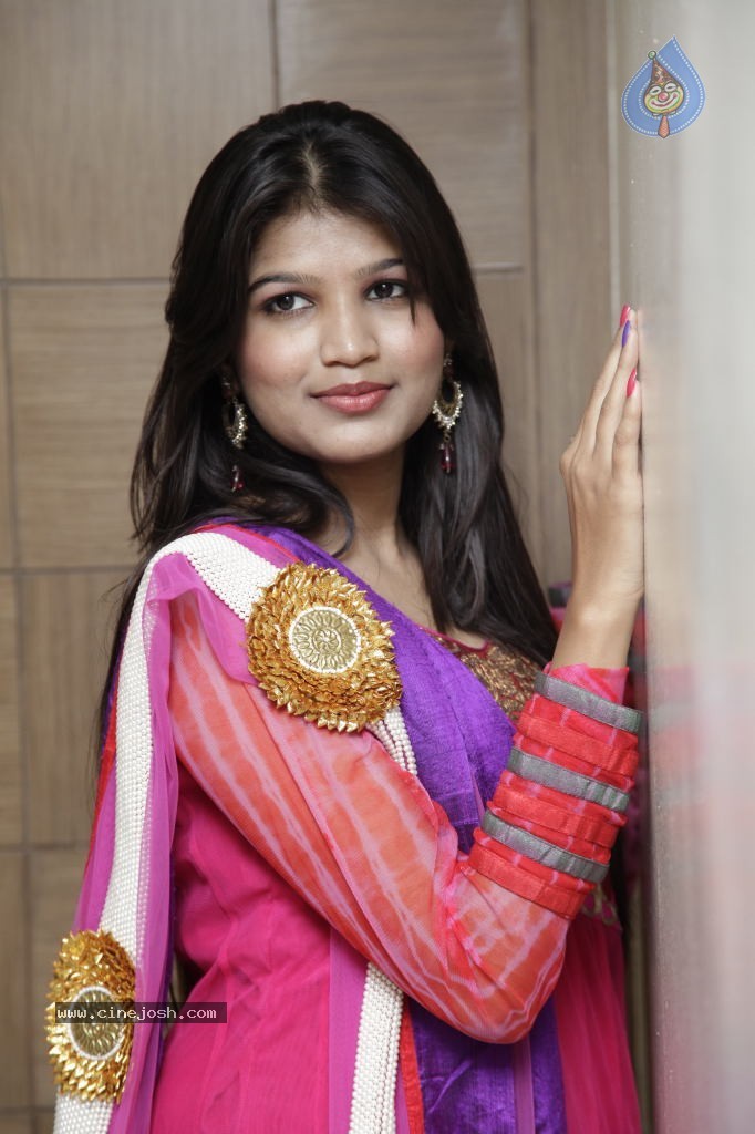 Isha Agarwal New Stills - 23 / 51 photos