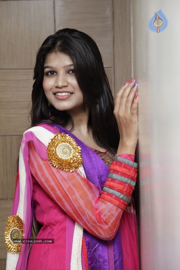 Isha Agarwal New Stills - 26 / 51 photos