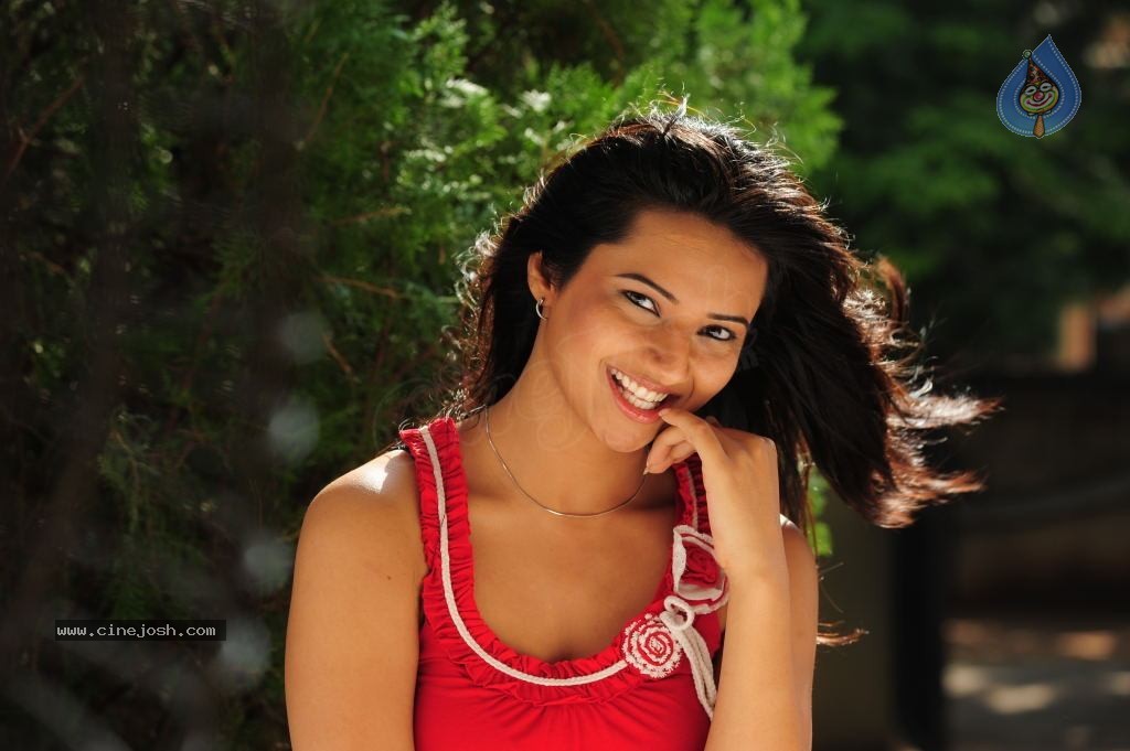 Isha Chawla Cute Photos - 9 / 86 photos