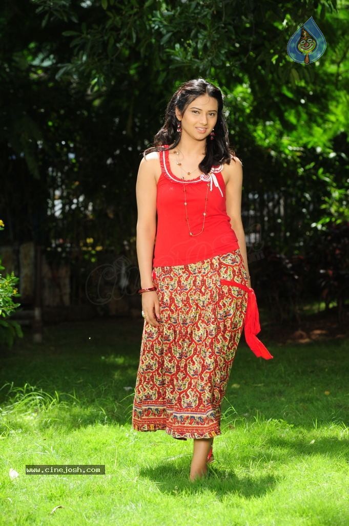 Isha Chawla Cute Photos - 32 / 86 photos