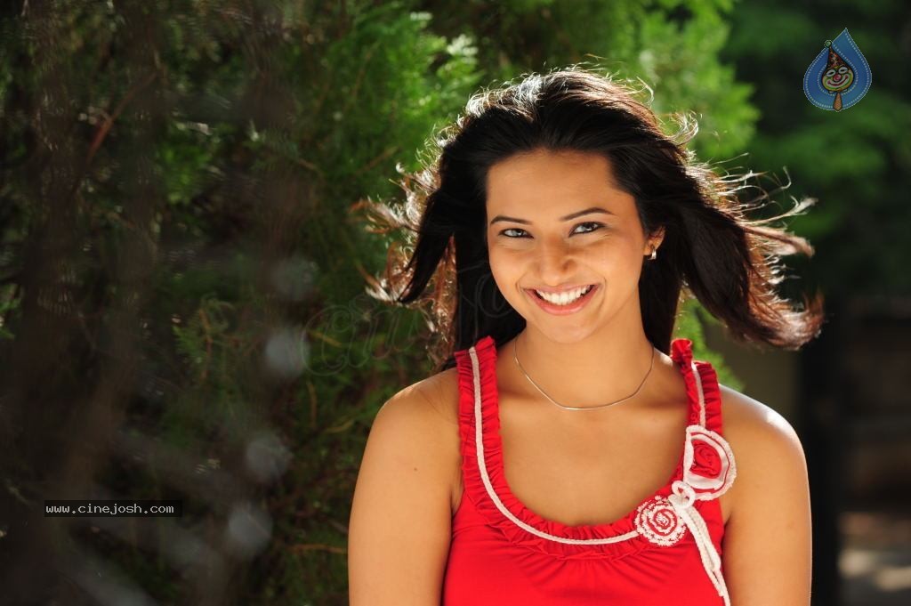 Isha Chawla Cute Photos - 39 / 86 photos