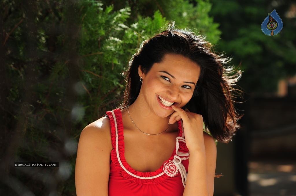 Isha Chawla Cute Photos - 40 / 86 photos