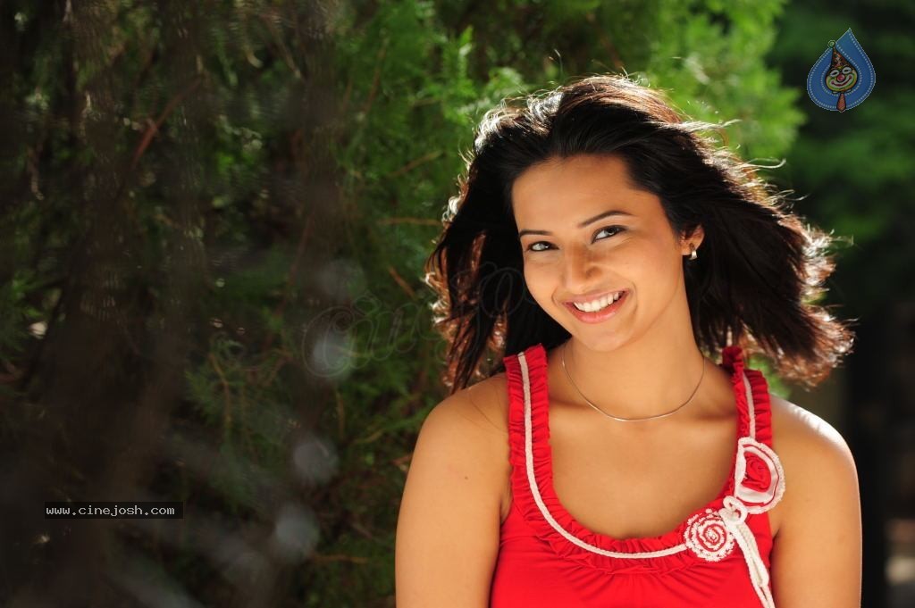 Isha Chawla Cute Photos - 64 / 86 photos