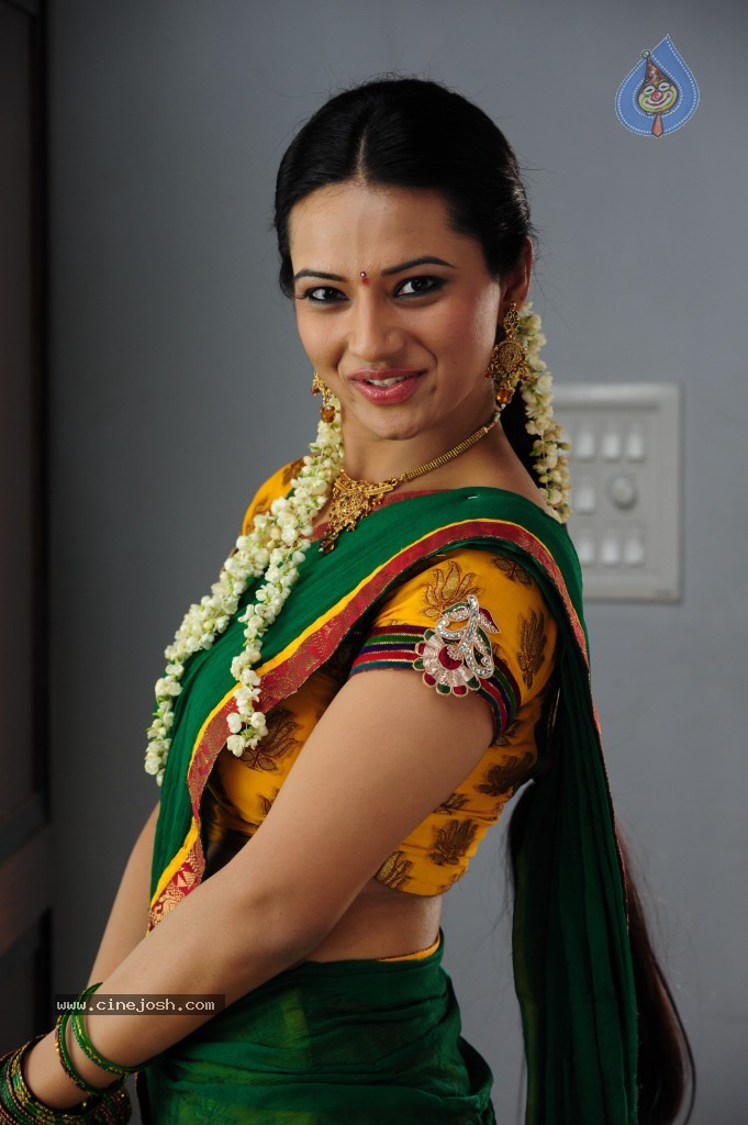 Isha Chawla Cute Stills - 4 / 71 photos