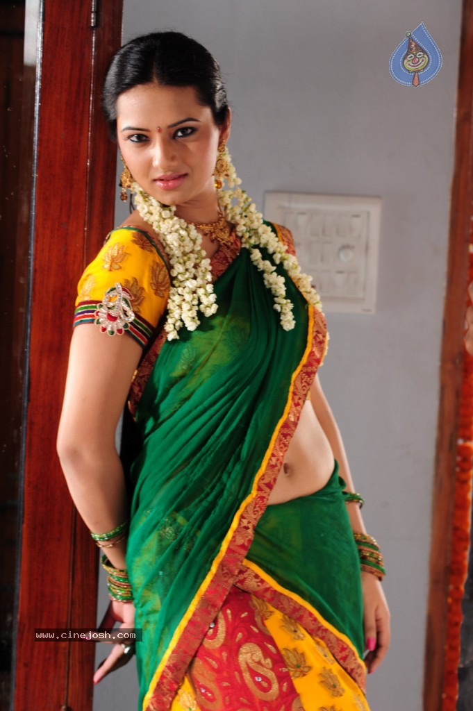 Isha Chawla Cute Stills - 7 / 71 photos