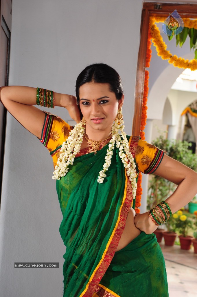 Isha Chawla Cute Stills - 8 / 71 photos