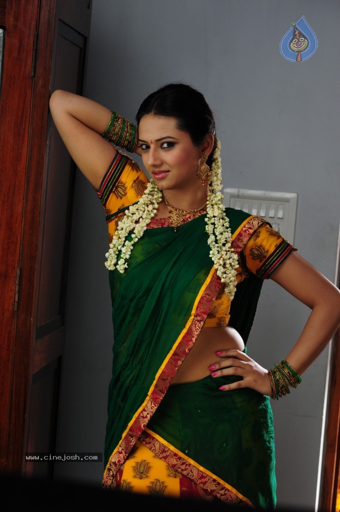 Isha Chawla Cute Stills - 22 / 71 photos