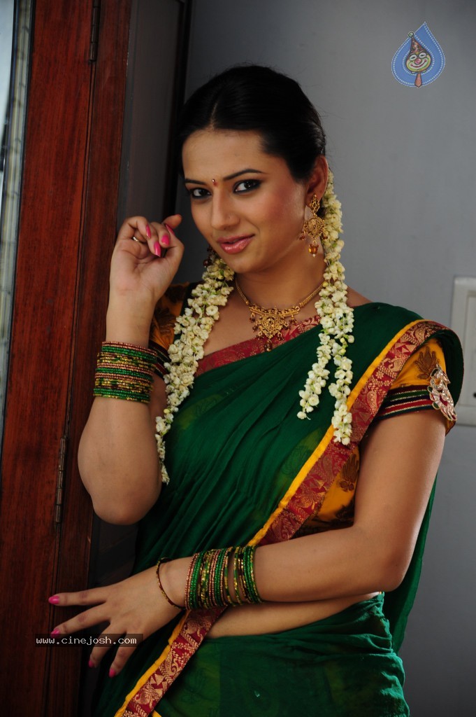 Isha Chawla Cute Stills - 29 / 71 photos