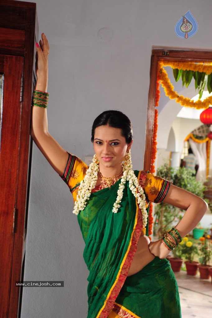 Isha Chawla Cute Stills - 31 / 71 photos