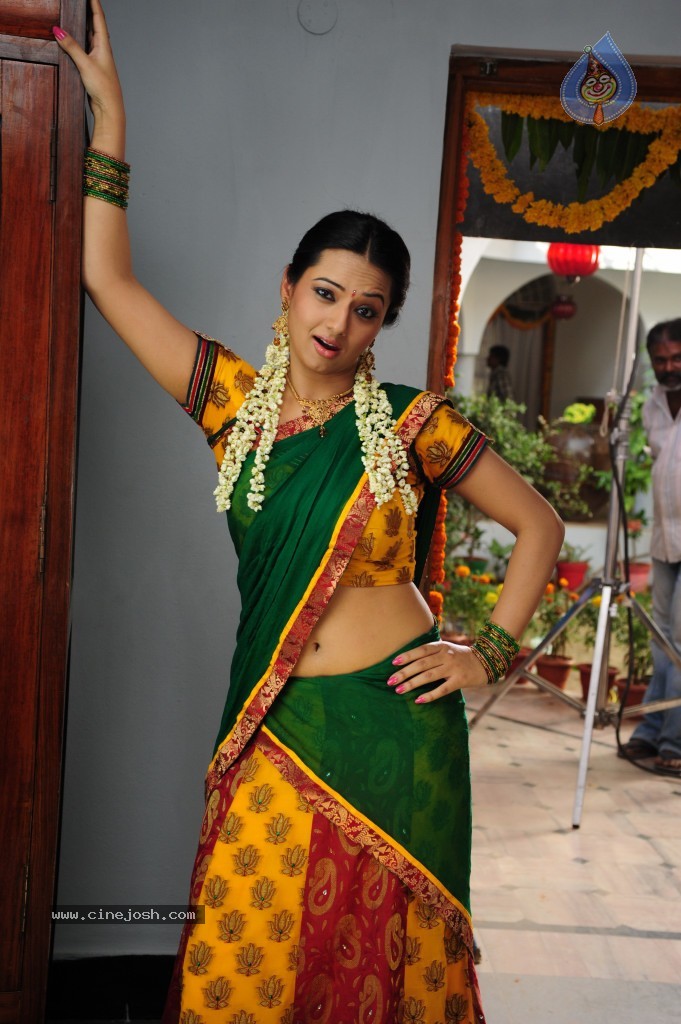 Isha Chawla Cute Stills - 32 / 71 photos