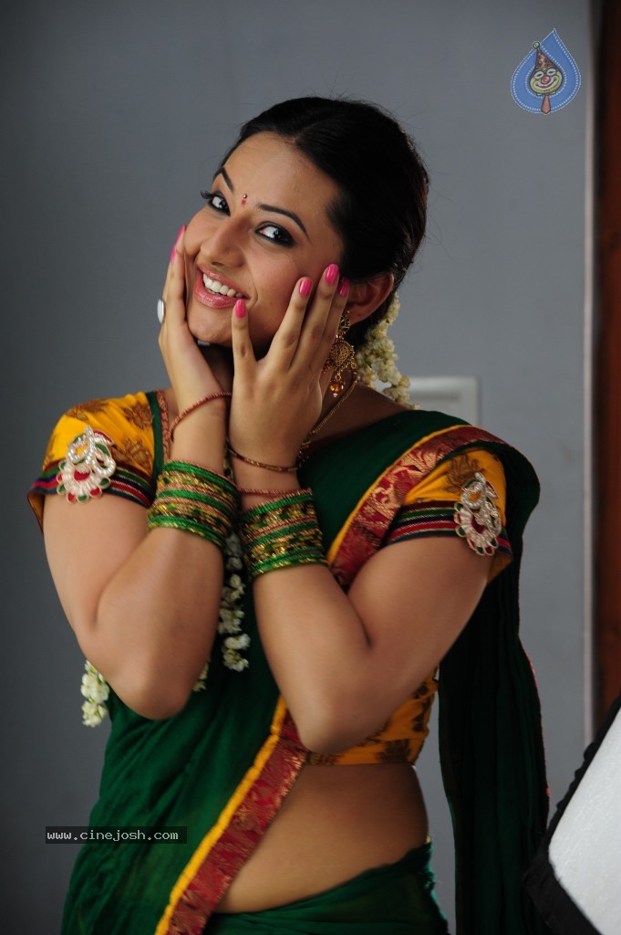 Isha Chawla Cute Stills - 34 / 71 photos