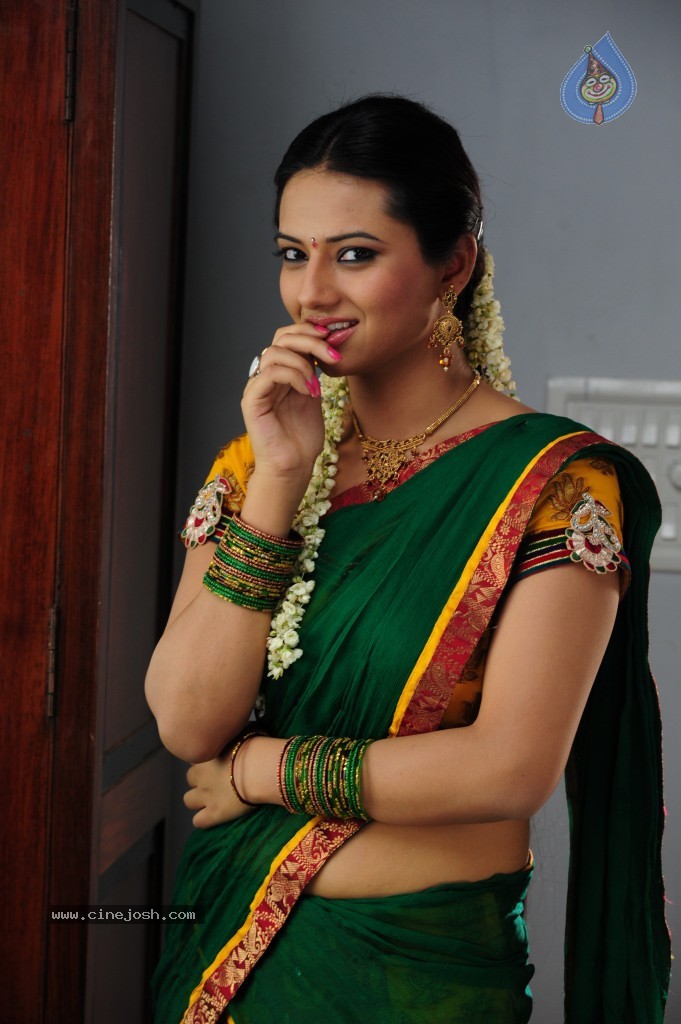 Isha Chawla Cute Stills - 36 / 71 photos