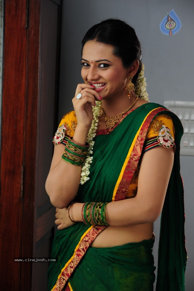 Isha Chawla Cute Stills - 37 / 71 photos