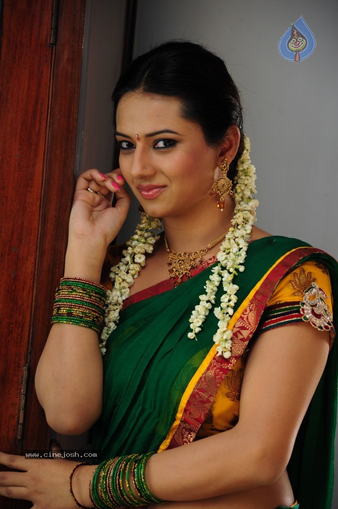 Isha Chawla Cute Stills - 43 / 71 photos