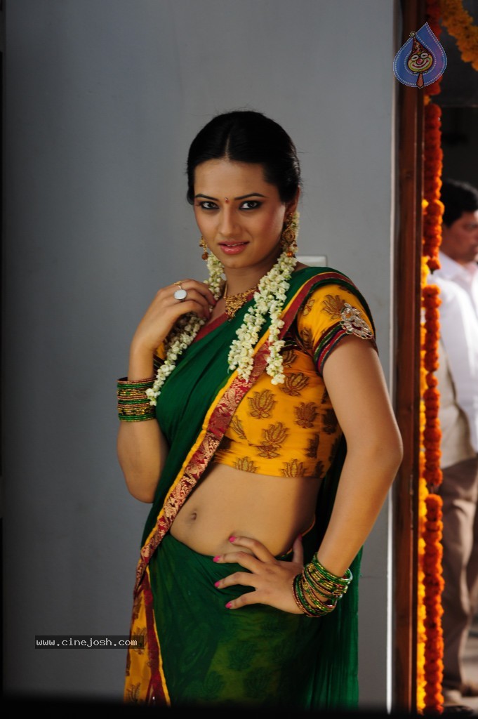 Isha Chawla Cute Stills - 44 / 71 photos