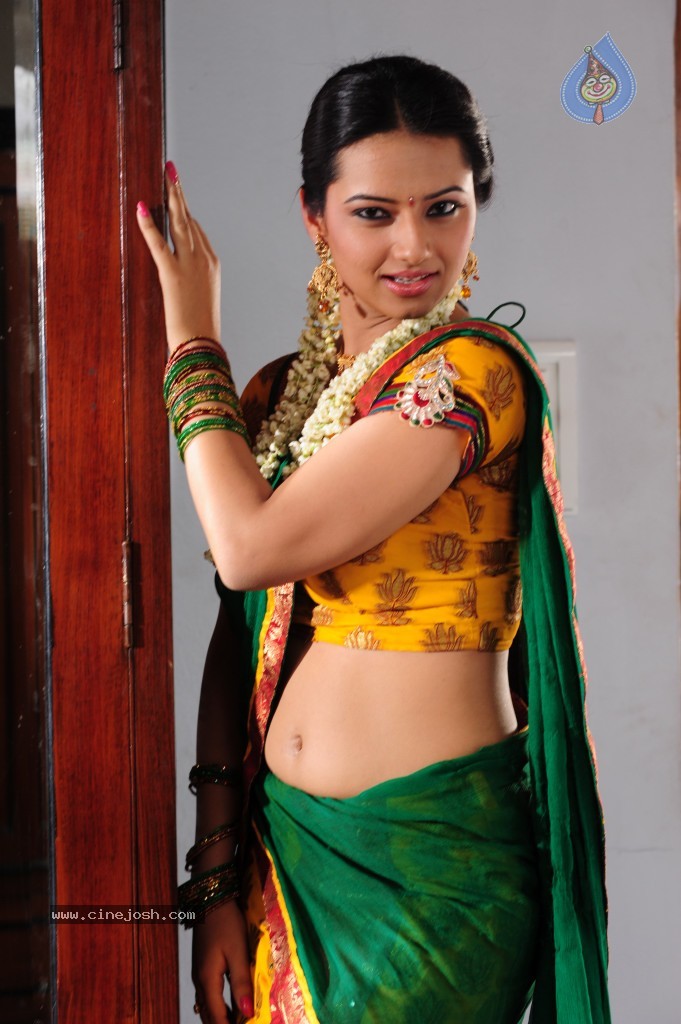 Isha Chawla Cute Stills - 51 / 71 photos