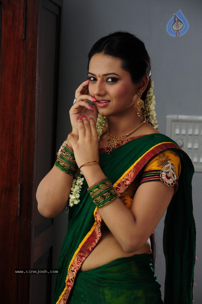 Isha Chawla Cute Stills - 56 / 71 photos