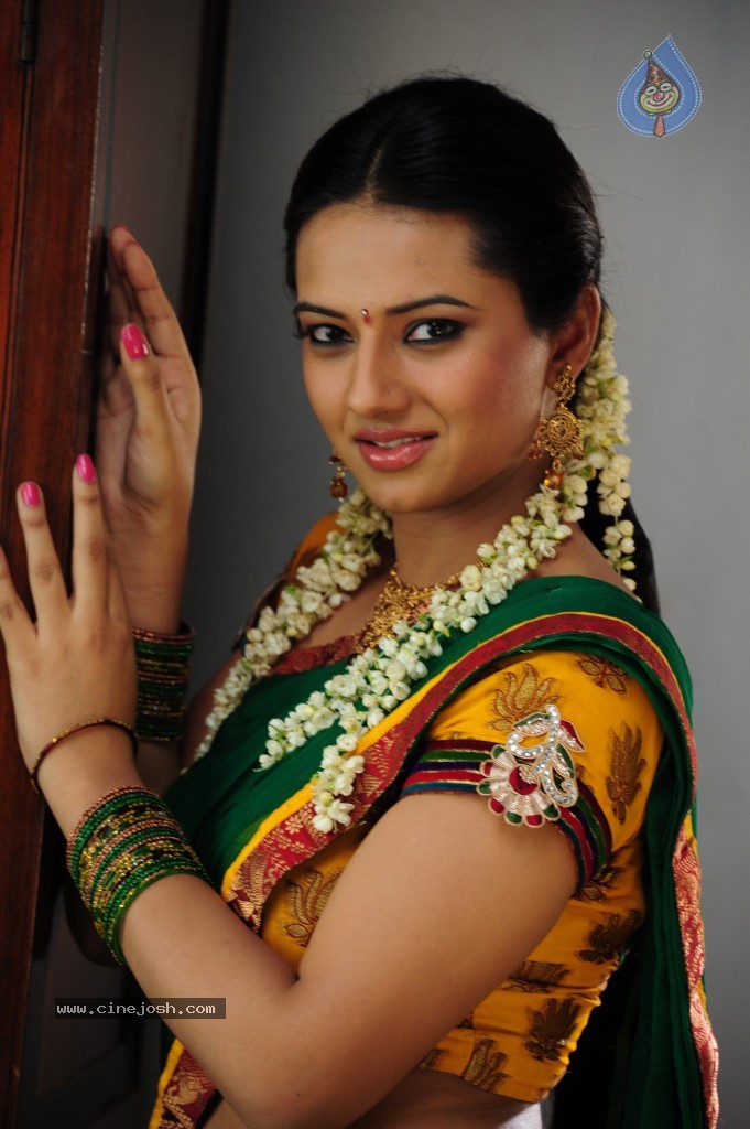 Isha Chawla Cute Stills - 63 / 71 photos