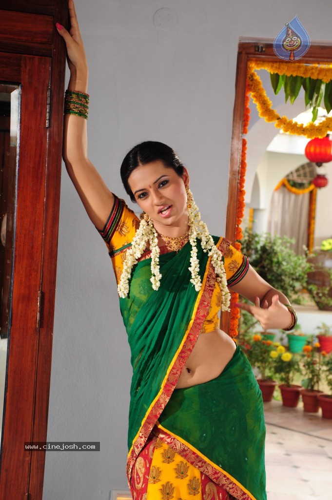 Isha Chawla Cute Stills - 64 / 71 photos