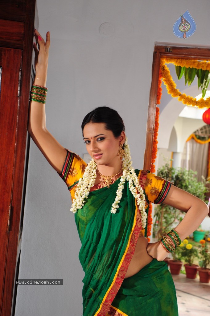 Isha Chawla Cute Stills - 65 / 71 photos