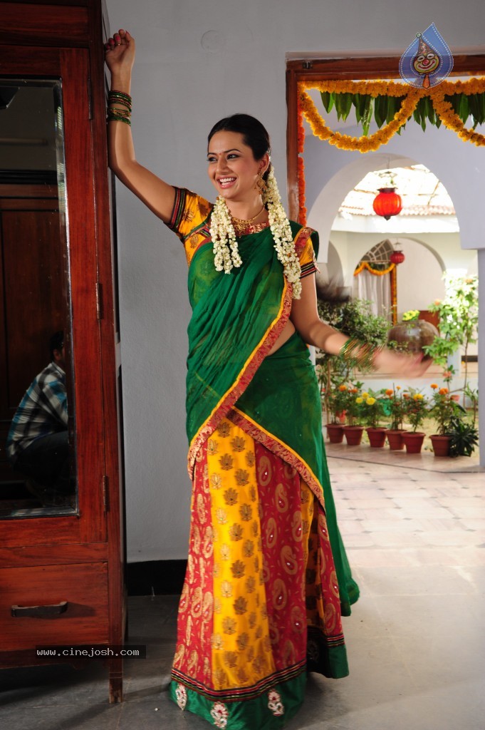 Isha Chawla Cute Stills - 68 / 71 photos