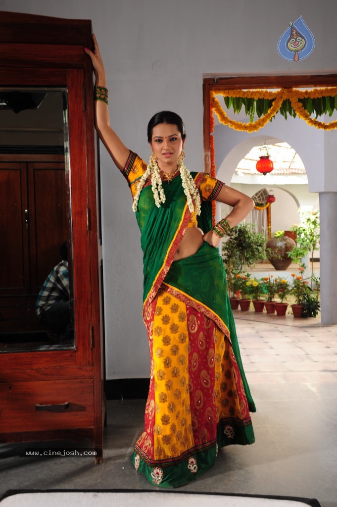 Isha Chawla Cute Stills - 69 / 71 photos
