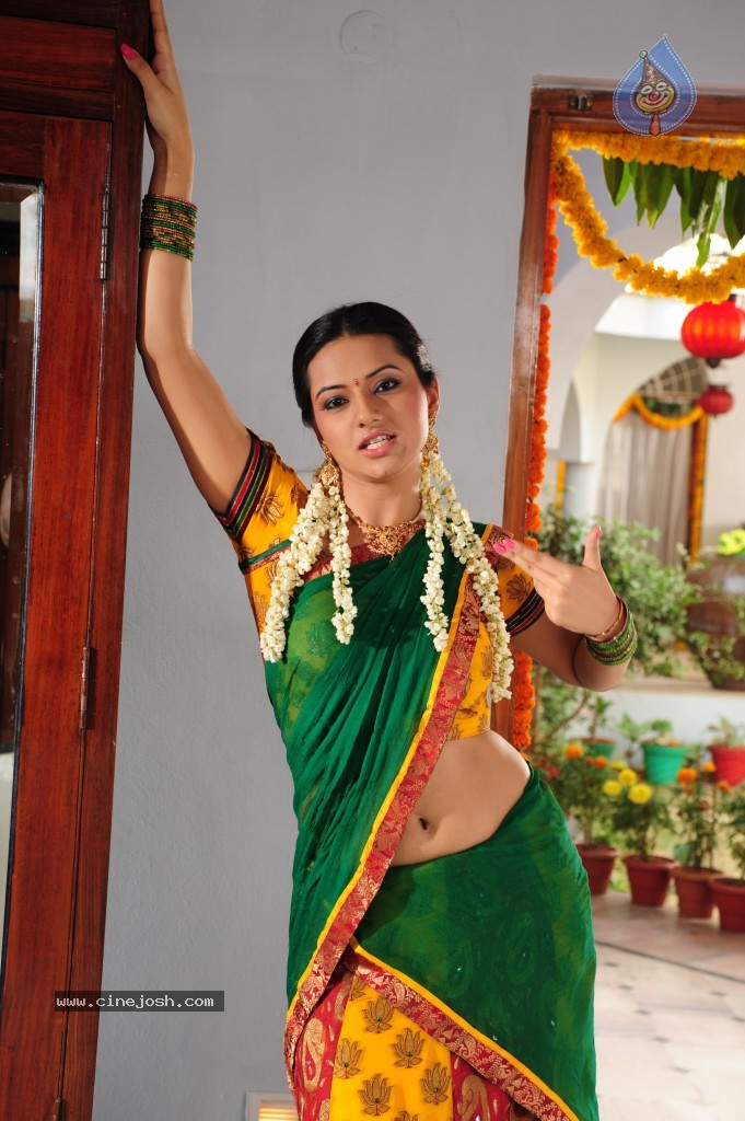 Isha Chawla Cute Stills - 70 / 71 photos