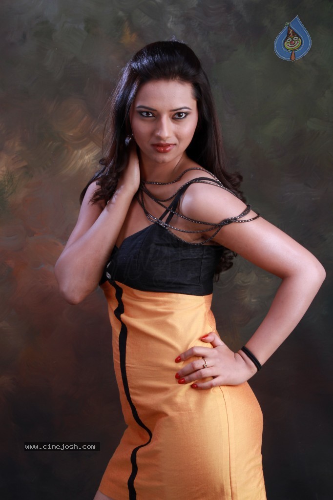 Isha Chawla Hot Photo Shoot - 4 / 89 photos