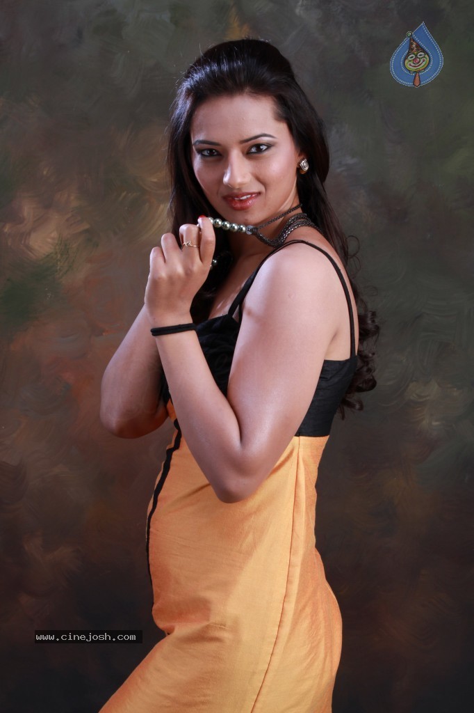 Isha Chawla Hot Photo Shoot - 6 / 89 photos