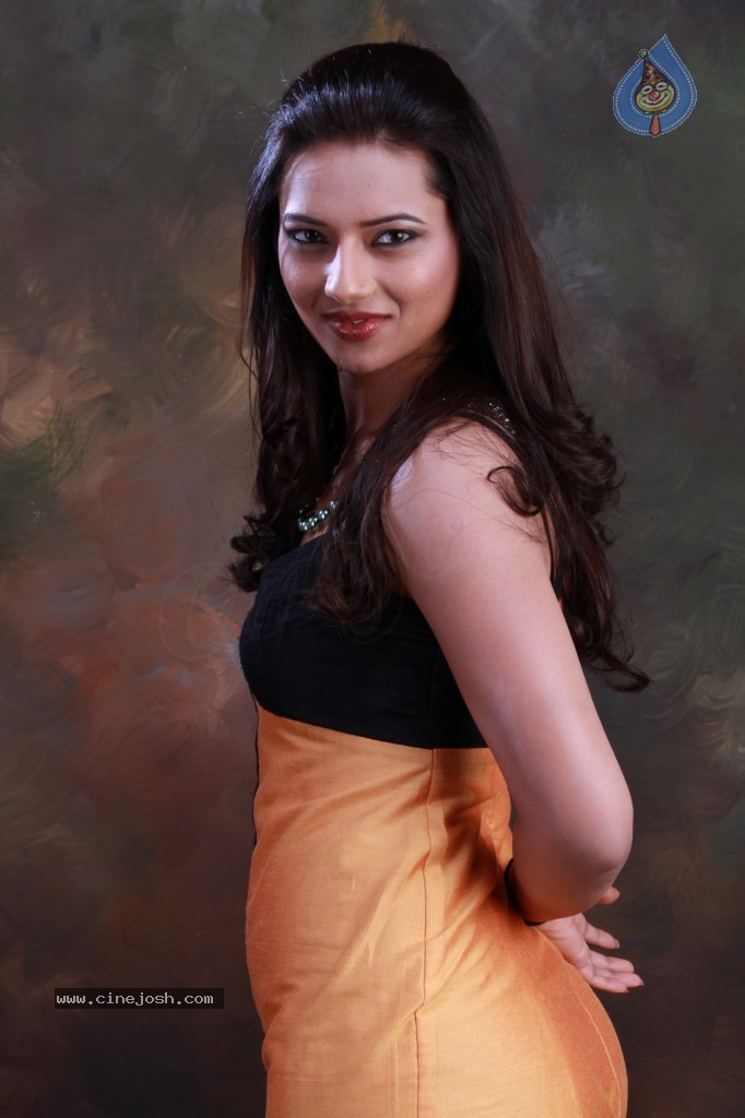 Isha Chawla Hot Photo Shoot - 8 / 89 photos